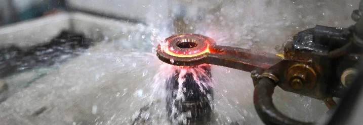 Metallteil wird mit Wasser abgekühlt